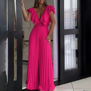 Détail d'une combinaison plissée fuchsia à jambes larges et manches à volants