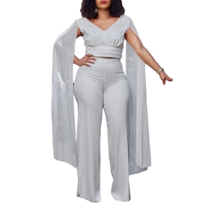 Détails du haut gris col en V avec manches cape et pantalon large à taille haute