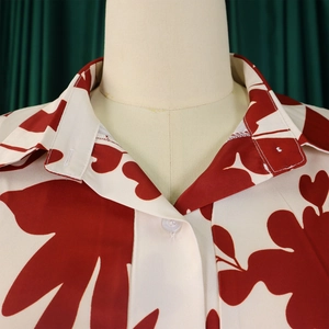 Détail du col à revers et imprimé floral cœur sur une robe chemise à manches longues