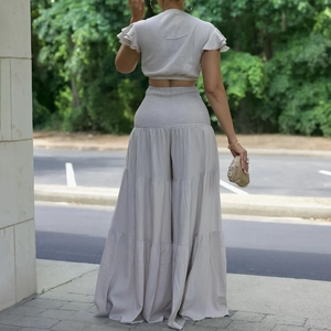 Vue arrière d'un ensemble beige en lin avec taille froncée et pantalon large à volants