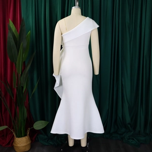 Dettaglio dell'elegante abito da sera bianco a spalle scoperte con silhouette a sirena