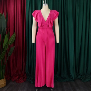 Détail d'une combinaison plissée fuchsia avec col en V, volants et jambes larges
