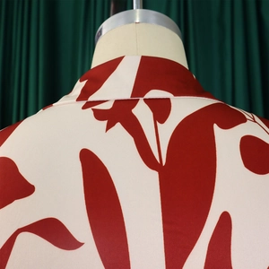 Détail de l'imprimé floral rouge sur tissu satiné soyeux avec couture de col arrière