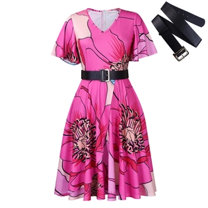 Détail de robe fleurie à col en V avec manches à volants et ceinture noire bouclée