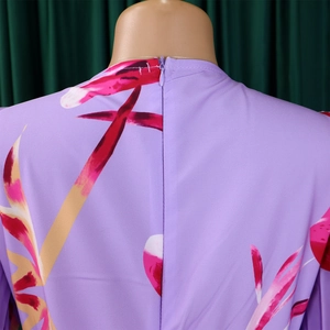 Dettaglio della cerniera invisibile viola sul retro del vestito lungo a fiori