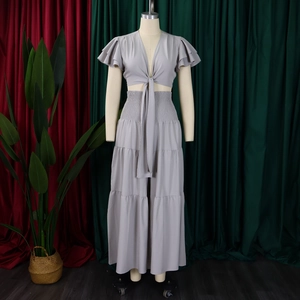 Détail d'un ensemble d'été gris clair avec manches à volants et jupe longue à plusieurs niveaux