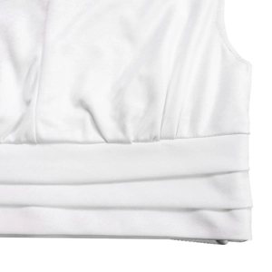 Détail du haut blanc à col en V montrant des fronces élégantes et un plissé à la taille