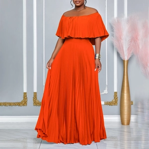 Detail eines eleganten orangenen schulterfreien Maxikleides mit Plissee und Rüschen