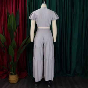 Vue arrière d'un ensemble gris deux pièces avec manches volantées et pantalon large