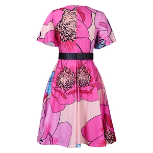 Vue arrière d'une robe mi-longue à fleurs taille haute avec manches courtes et ceinture noire