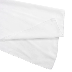Détail du tissu en mousseline blanc pur avec une texture lisse et des bords surjetés
