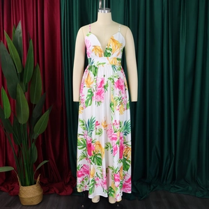 Dettaglio dell'abito lungo bianco con scollo a V e stampa con motivi floreali tropicali
