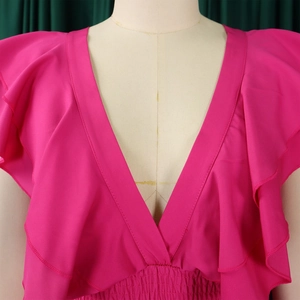Détail de la combinaison col V avec volants et taille smockée en rose foncé