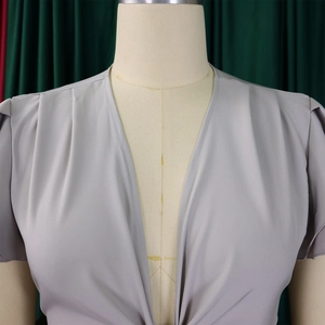 Détail d'un haut gris à manches courtes col en V avec plis aux épaules sur mannequin