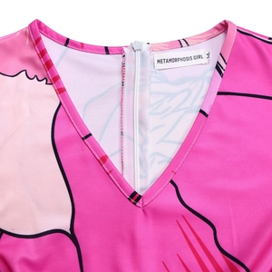 Détail du col en V avec imprimé floral rose et fermeture éclair invisible sur la robe
