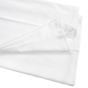 Gros plan détaillé montrant la double couture sur l'ourlet de la manche en coton blanc