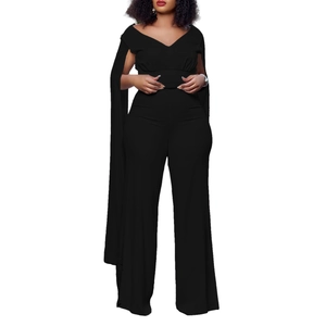 Détail d'une combinaison noire à col en V avec manches cape et pantalon large fluide