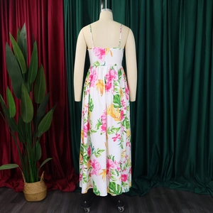Dettaglio del vestito lungo floreale a vita alta con stampe tropicali e spalline sottili