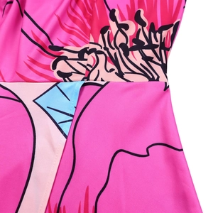Gros plan détaillé de la couture de taille imprimée sur robe en maille extensible