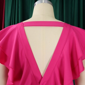 Vue détaillée des manches à volants fuchsia et du dos nu en V sur cette combinaison