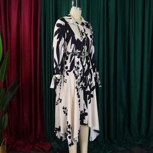 Détail d'une robe chemise à fleurs avec manche longue à revers et boucle de ceinture latérale