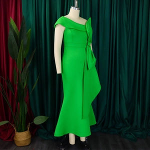 Dettaglio dell'abito a sirena verde lime elegante con un grande fiocco sulla spalla e linea aderente