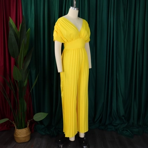 Détail de combinaison jaune plissée à taille haute, col en V profond et manches courtes