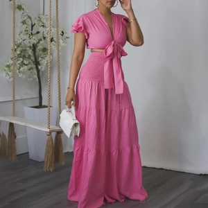 Détails de l'ensemble deux pièces rose avec haut court noué et jupe longue à volants
