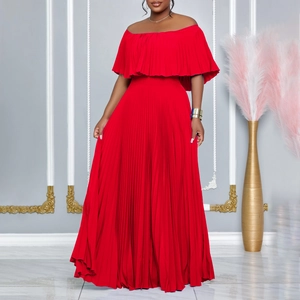 Detailansicht eines roten schulterfreien Faltenmaxikleides mit eleganten Rüschen und hoher Taille