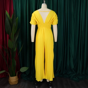 Détail de la combinaison plissée jaune vif avec dos en V et taille haute élastique