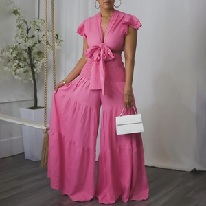 Détail d'un ensemble rose fuchsia deux pièces avec haut à nouer et pantalon large à volants
