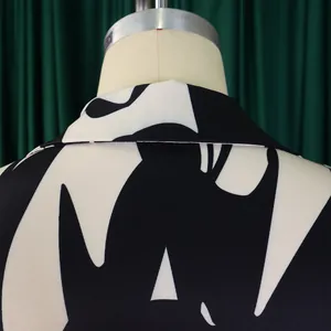 Détail du col rabattu élégant avec motif d'impression géométrique abstrait noir et blanc