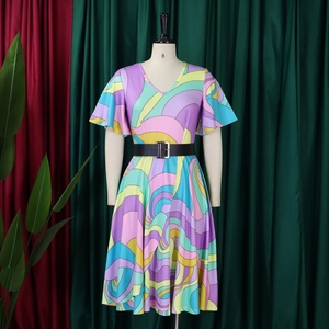 Détail de robe à imprimé abstrait avec col en V et manches à volants superposées