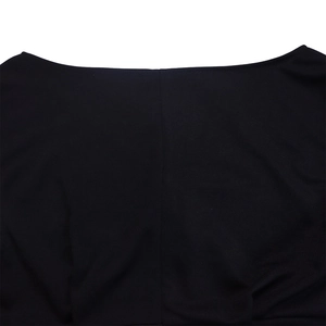 Détail de la couture de qualité sur l'encolure d'un haut noir en maille à col en V