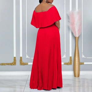 Rückansicht langes rotes schulterfreies Faltenkleid vor eleganter Wand