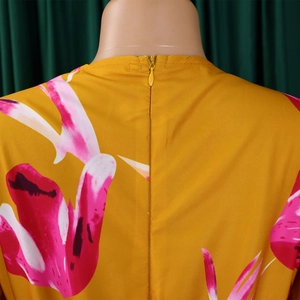Dettaglio della cerniera invisibile sul retro del vestito lungo giallo a fiori