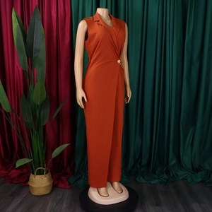 Detailansicht des orange-roten ärmellosen Jumpsuits mit Anzugkragen und goldener Taillenkette