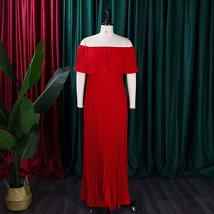 Detail des schulterfreien Ausschnitts und Plissee-Stoffs an diesem eleganten roten Maxikleid
