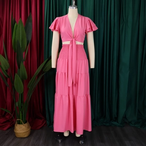 Ensemble rose deux pièces avec haut court à manches volantées et jupe longue taille haute