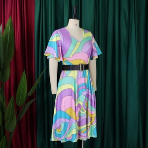Détail d'une robe d'été à col en V avec motifs tourbillonnants colorés et manches à volants