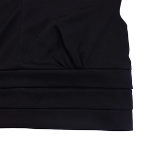 Détail de couture plissée sur le haut à col en V noir et le pantalon large