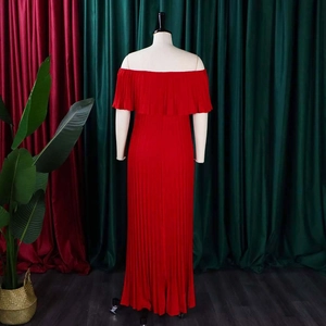 Detaillierter Off-Shoulder-Ausschnitt mit Rüschen und Faltenstoff eines roten Maxikleides