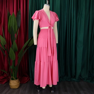 Détail de l'ensemble rose deux pièces avec manches volantées et texture de jupe longue