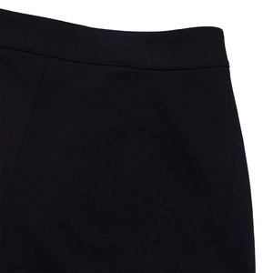 Vue détaillée de la taille du pantalon noir avec des coutures doubles précises
