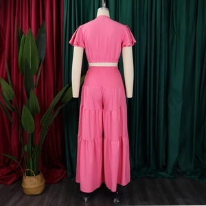 Ensemble deux pièces rose avec haut à volants et pantalon large à plusieurs niveaux sur mannequin
