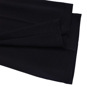 Gros plan sur l'ourlet en tissu noir à haute densité avec coutures doubles nettes