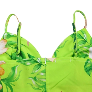 Dettagli dello scollo a V e delle spalline sul vestito lungo a fiori tropicali