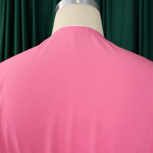 Détail de l'encolure arrière et de l'épaule du haut rose à manches courtes en tissu lisse