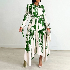 Détail de la robe chemise à imprimé floral avec col à revers, ceinture et ourlet asymétrique
