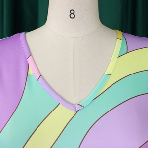 Détail de l'encolure en V avec bordure violette sur robe à imprimé vagues colorées